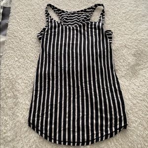 Cute lulu yoga top size 6